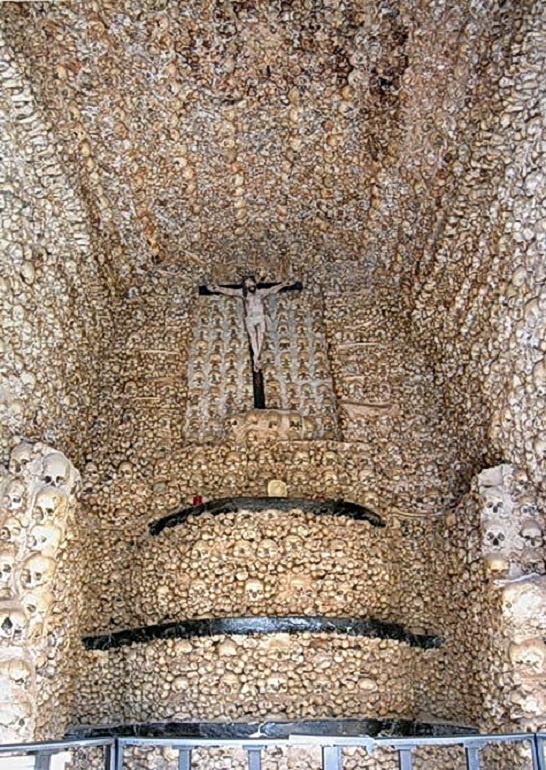 Эвора, Португалия.Капелла костей построена в XVI веке