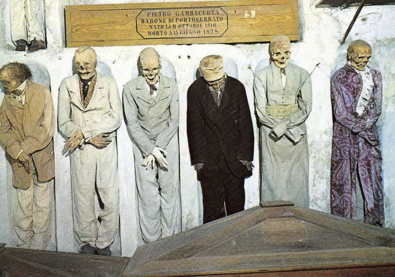 мумии и скелеты в церкви капуцинов в Риме. Воздух внутри опасен для здоровья