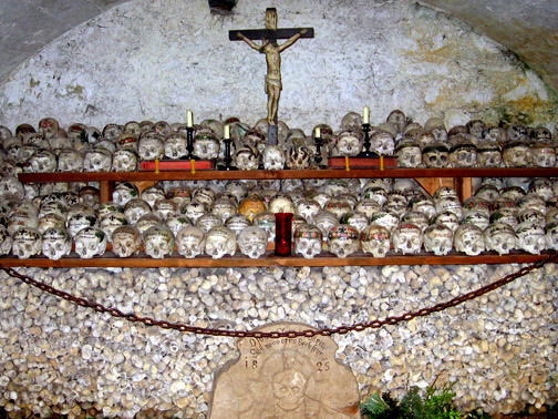 разрисованные черепа Гальштатская часовня в Австрии